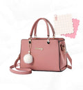 Bolso de moda con pompón decorativo