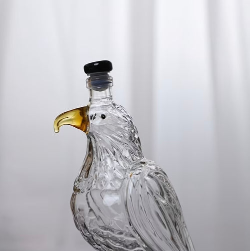 1 botella licorera de cristal soplado

Forma de águila
