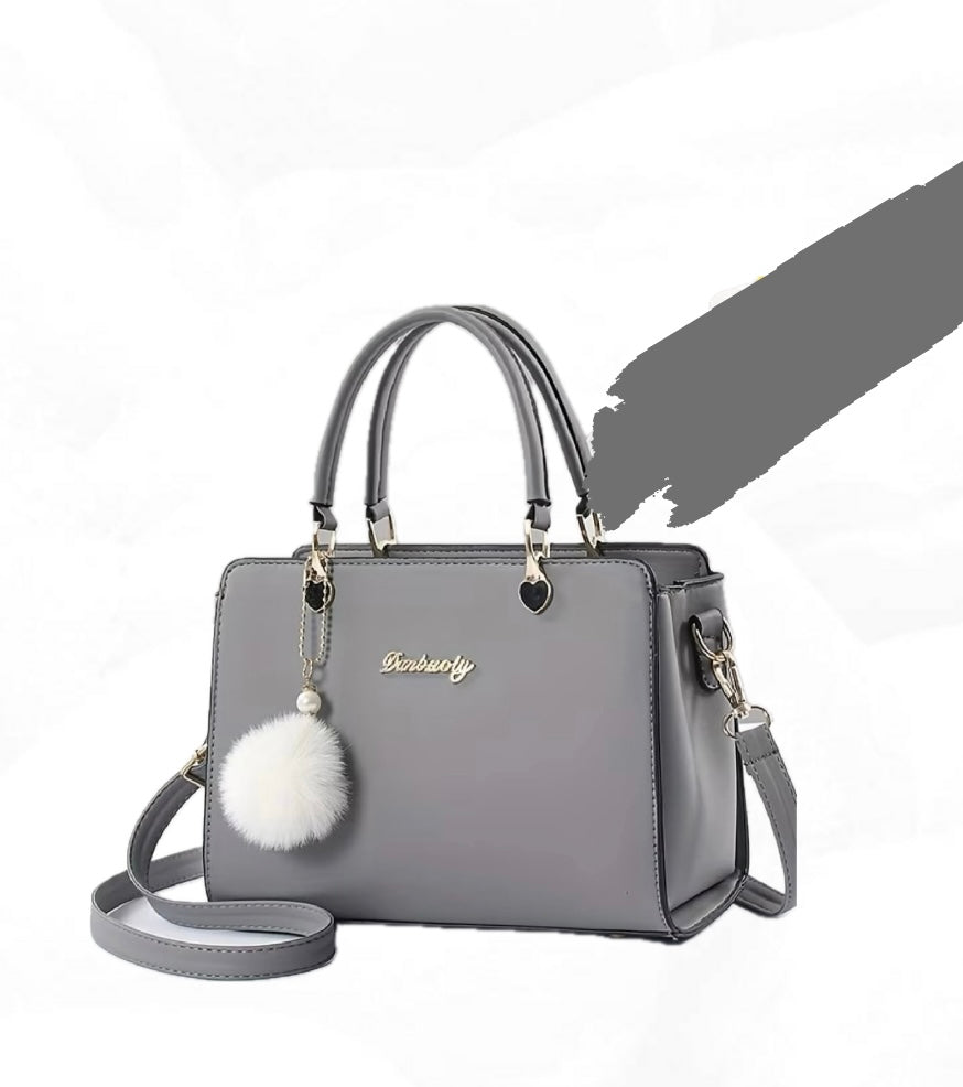Bolso de moda con pompón decorativo