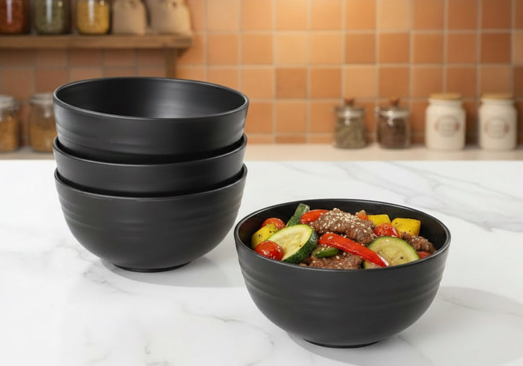 Set of 4 pieces of bowls and cutlery in unbreakable plastic