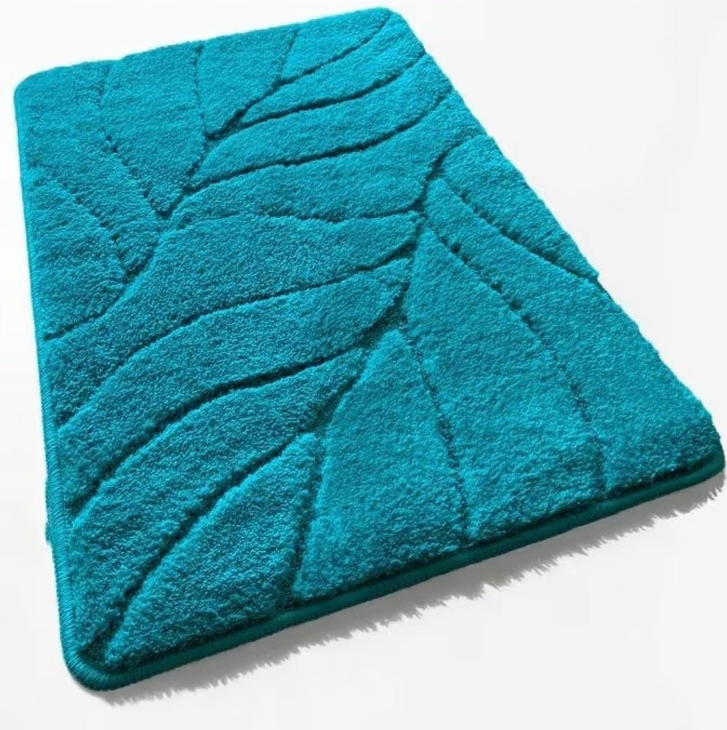 Plush bath mat with non-slip back